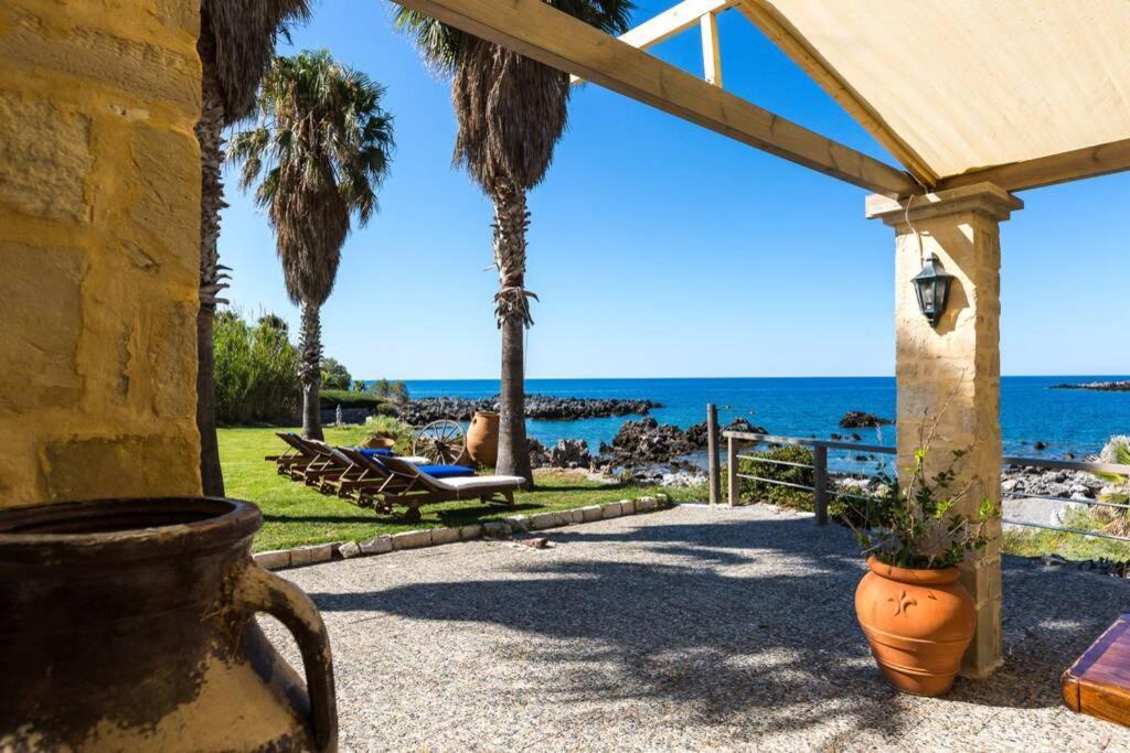 Villa Proto Helidoni - A Cozy Beachfront Villa Petres  Extérieur photo